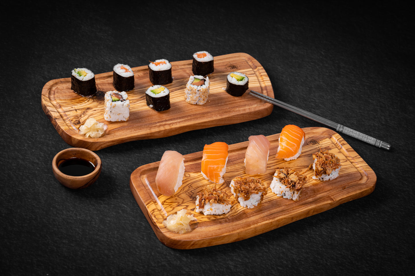 Planche rustique de service avec rigole et récupérateur de jus
