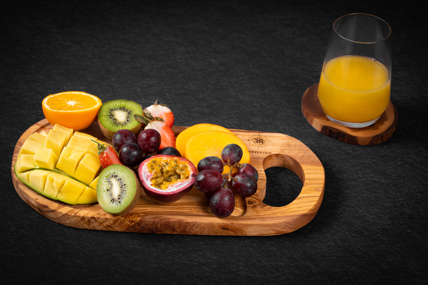 Planche rustique de service avec poignée, rigole et récupérateur de jus
